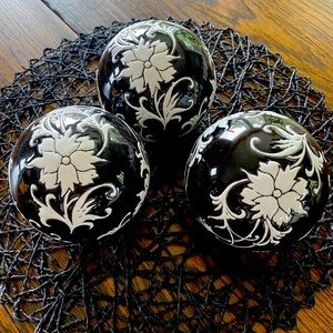 3 glass decor balls